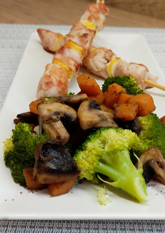 Una foto de Salteado de calabaza champiñones y brócoli (guarnición)