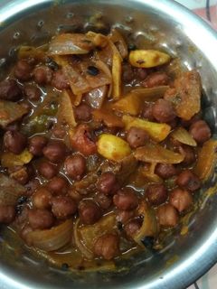 கொண்டக்கடலை புளிக்குழம்பு (Kondakadalai pulikulambu recipe in tamil) செய்முறை முக்கிய புகைப்படம்