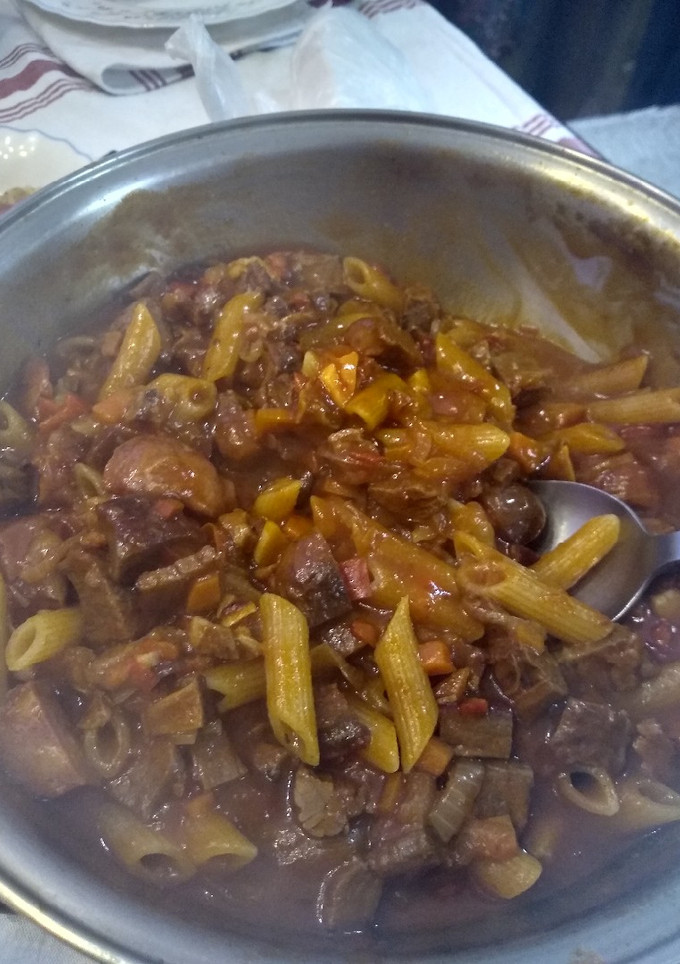 Una foto de Guiso de carne y fideos al paso