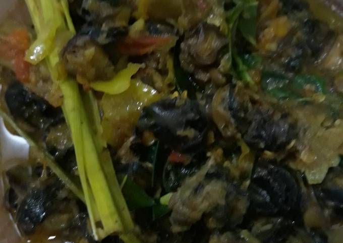 Keong sawah bumbu kuning pedas