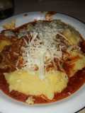 Polenta con salsa de menudos y pollo