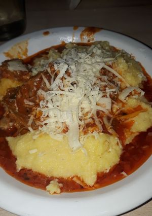 Una foto de Polenta con salsa de menudos y pollo