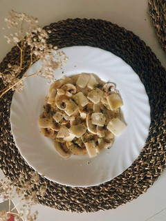 Una foto de Carpaccio de champiñones con parmesano