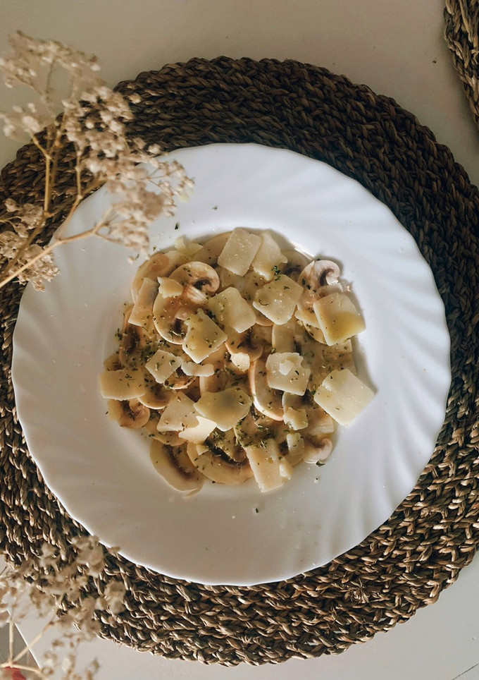Una foto de Carpaccio de champiñones con parmesano