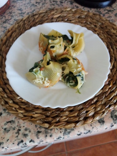 Una foto de Lumaconi rellenos de espinacas gorgonzola y piñones