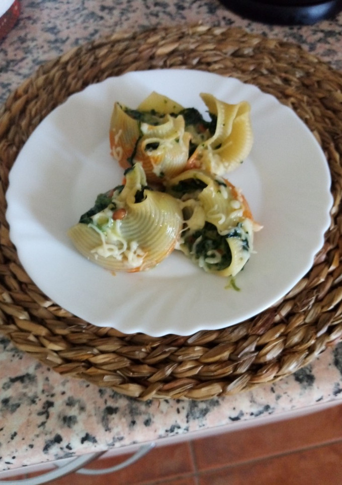 Una foto de Lumaconi rellenos de espinacas gorgonzola y piñones