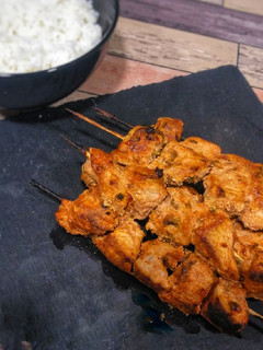 Una foto de Brochetas de cerdo con especias tandoori