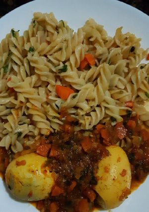 A picture of Macaroni and boiled eggs curry.