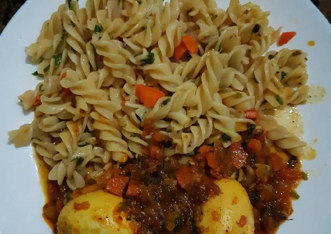 Macaroni and boiled eggs curry