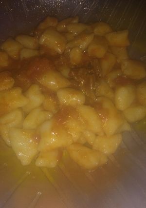 Una foto de Ñoquis con salsita de carne😀🤤