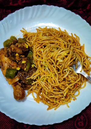 A picture of Chowmein and hostel style chilli chicken.