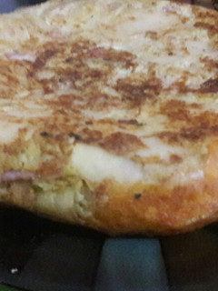 Una foto de Tortilla de papas, panceta y jamón!