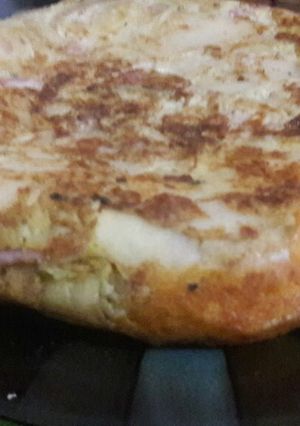 Una foto de Tortilla de papas, panceta y jamón!