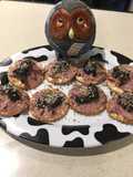 Crackers de Picadillo de Carne con Aceitunas Negras Especiadas en un brote de Anciedad (Fácil)