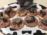 Crackers de Picadillo de Carne con Aceitunas Negras Especiadas en un brote de Anciedad (Fácil)