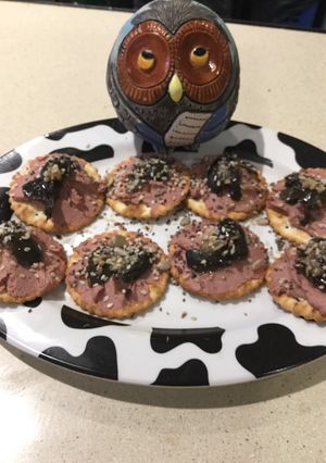 Una foto de Crackers de Picadillo de Carne con Aceitunas Negras Especiadas en un brote de Anciedad (Fácil)