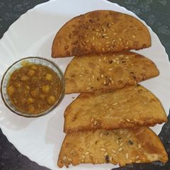 A picture of खस्ता दाल पूड़ी.
