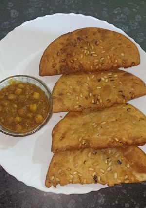A picture of खस्ता दाल पूड़ी.