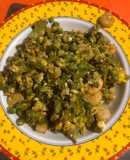 Revuelto de guisantes con espárragos trigueros, gambas y huevos