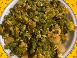 Revuelto de guisantes con espárragos trigueros, gambas y huevos