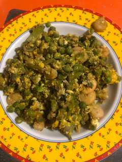 Una foto de Revuelto de guisantes con espárragos trigueros, gambas y huevos