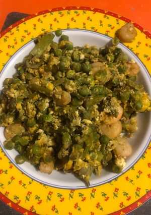 Foto principal de Revuelto de guisantes con espárragos trigueros, gambas y huevos
