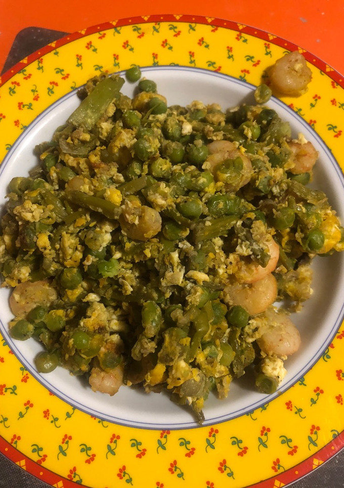 Una foto de Revuelto de guisantes con espárragos trigueros, gambas y huevos