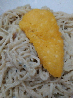 Una foto de Fideos con crema de queso azul y crocante de parmesano