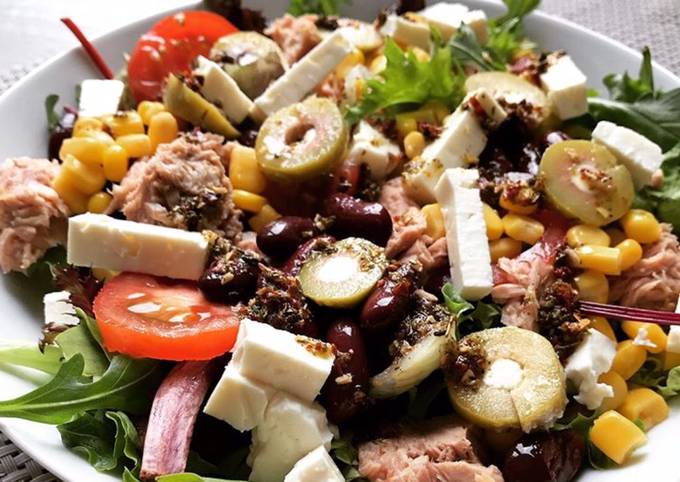 Gemischter Salat mit griechischem Dressing