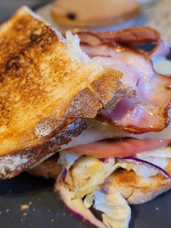 Una foto de Bocata de Hamburguesa, Bacon y Queso