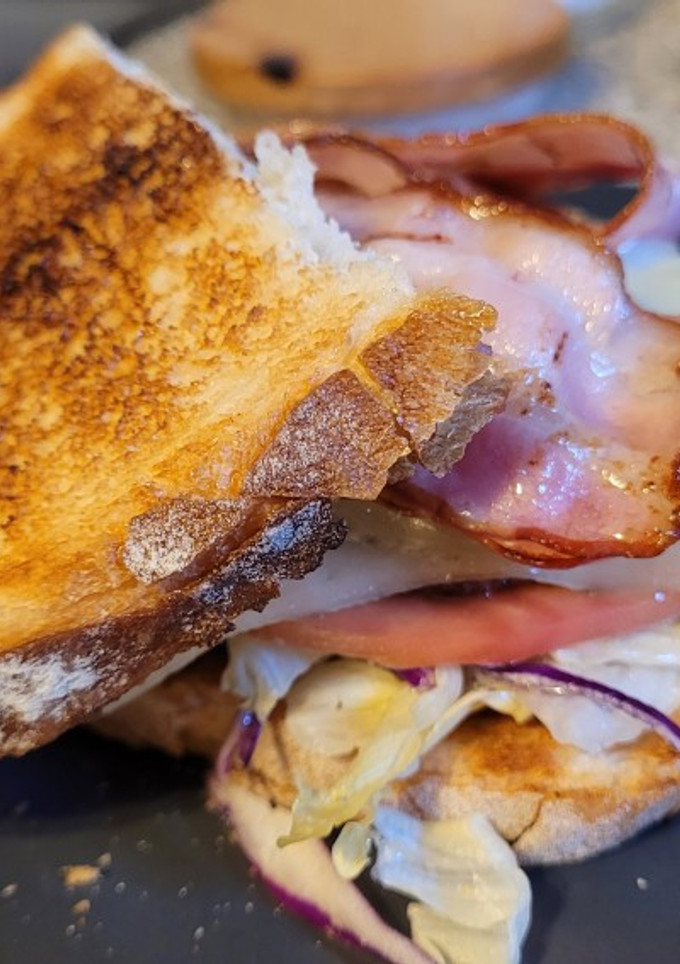 Una foto de Bocata de Hamburguesa, Bacon y Queso