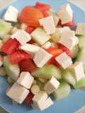 Ensalada fresca de tomate, pepino, choclo y queso
