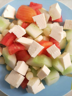 Una foto de Ensalada fresca de tomate, pepino, choclo y queso