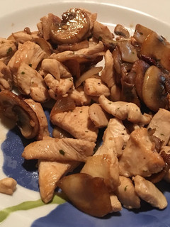 Una foto de Pechuga de pollo con champiñones