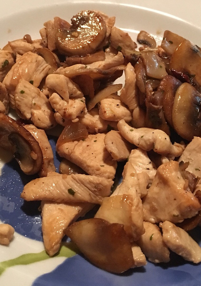 Una foto de Pechuga de pollo con champiñones