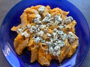 Una foto de pasta con roquefort