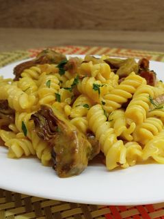Una foto de Espirales de pasta con alcachofas y salsa velouté al curry