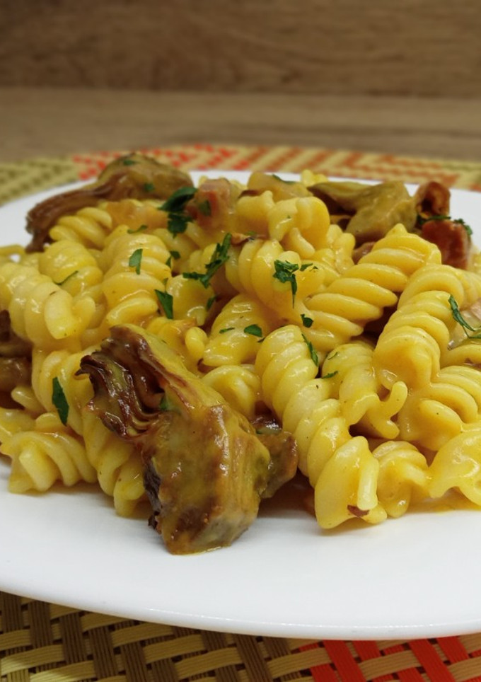 Una foto de Espirales de pasta con alcachofas y salsa velouté al curry