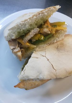 Una foto de Ciabatta de pollo al pesto