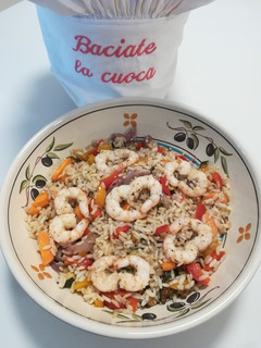 Foto di Insalata di riso integrale, verdure e gamberetti