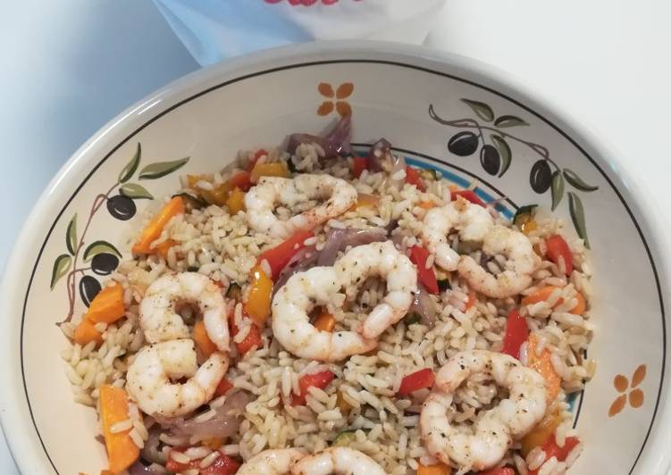 Insalata di riso integrale, verdure e gamberetti