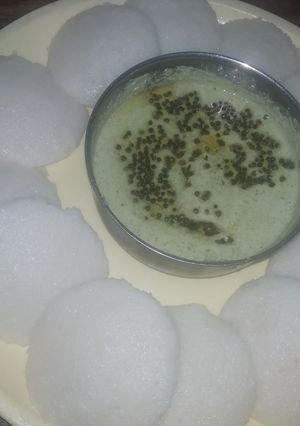 A picture of Idli Coconut Chutney.