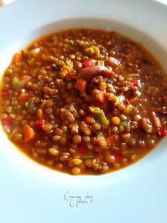 Una foto de Lentejas veganas al tikka curry y ajos tiernos