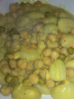 Una foto de Garbanzos con ñoquis al curry