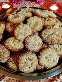 गुबगुबीत फुगलेले जाळीदार अनारसे (anarse recipe in marathi) रेसिपी चे मुख्य फोटो