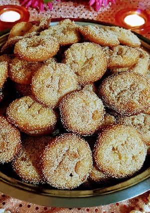 गुबगुबीत फुगलेले जाळीदार अनारसे (anarse recipe in marathi) रेसिपी चे मुख्य फोटो 