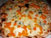 Una foto di pizza al gorgonzola
