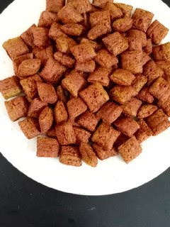 चॉकलेट फ्लेवर शक्करपारे (chocolate flavour shakkarpare recipe in Hindi) रेसिपी मुख्य फोटो