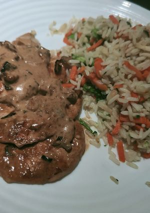Une photo de Escalopes de poulet à la crème et riz frit aux légumes