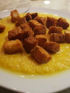 Una foto de Crema de verduras, pollo y bacon